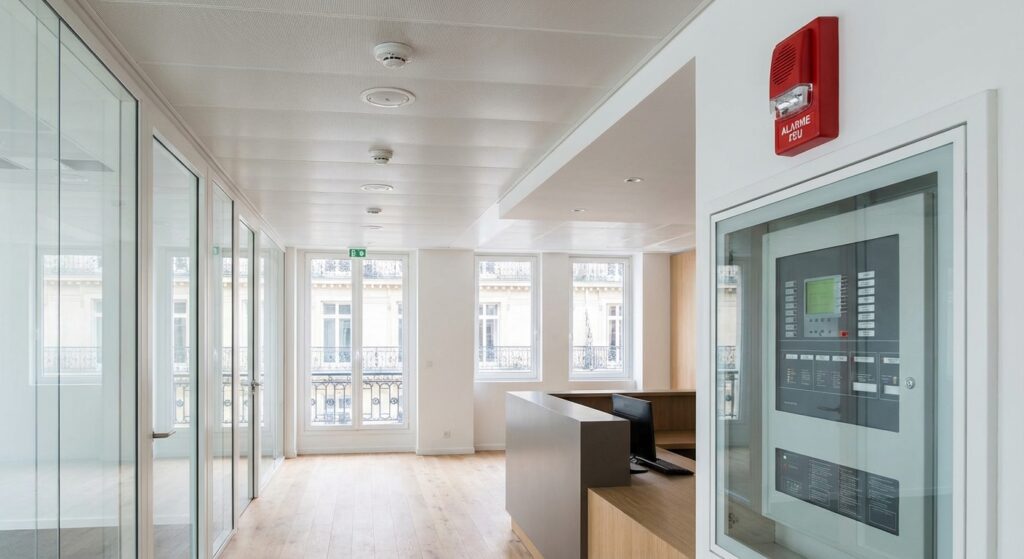 Alarme incendie pro : règles d'installation 🔥 3 Alise SSI – Sécurité et Sérénité Assurée Alise Système d'alarme incendie professionnel avec détecteurs de fumée